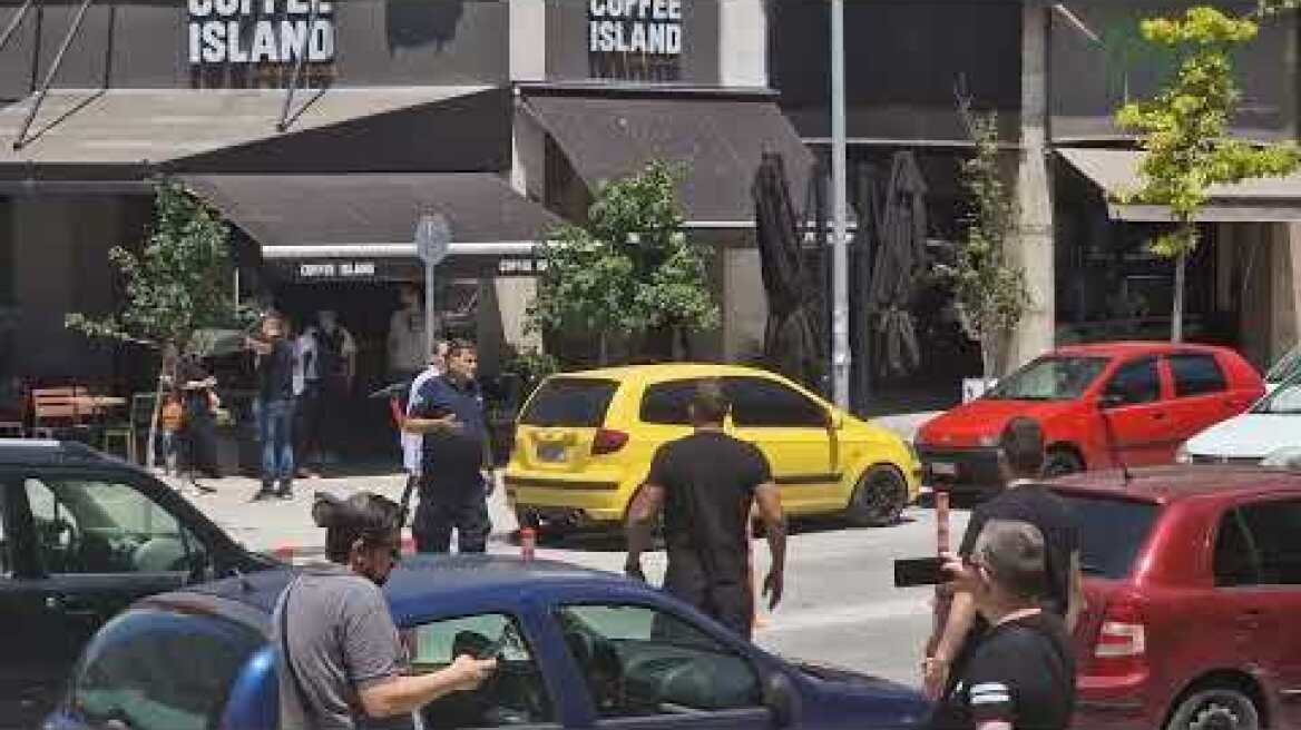 Θεσσαλονίκη: Επιτέθηκαν λεκτικά και "γιουχαραν" μητέρα κατηγορουμένου για τη δολοφονία του Άλκη