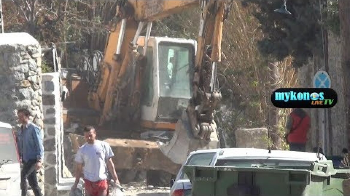 Γκρέμισαν μαγαζιά στην είσοδο του Nammos στην Ψαρρού!