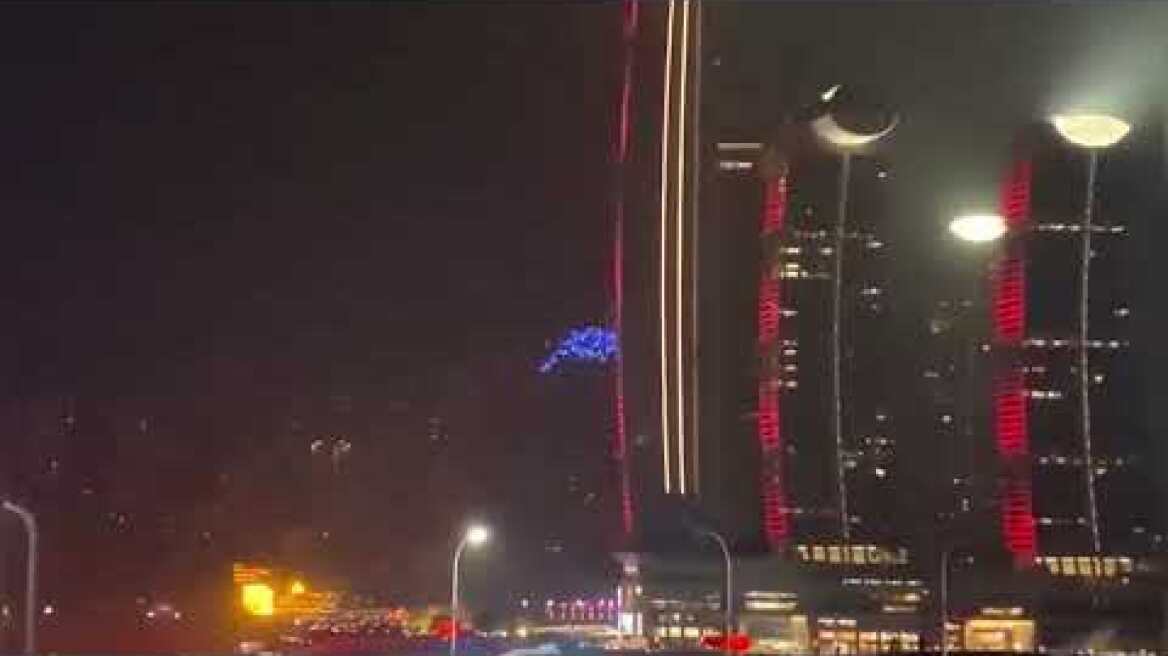 Εκατοντάδες drone καταλήγουν σε ουρανοξύστη!