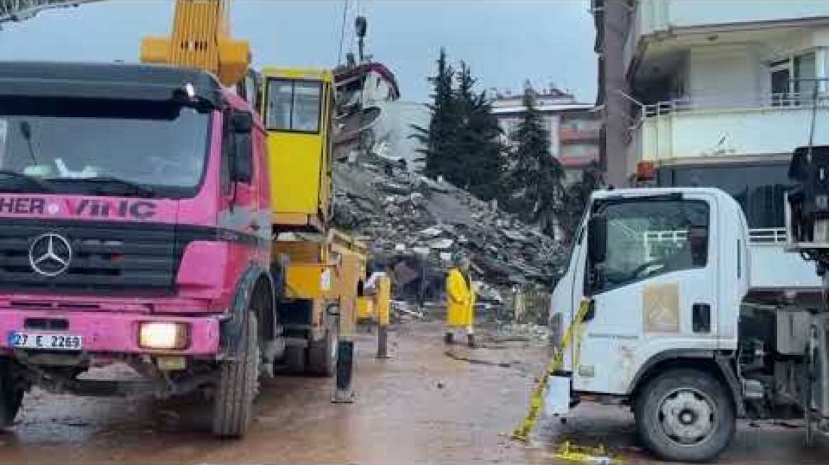 Σεισμός στην Τουρκία: Διασώστες ψάχνουν για επιζώντες στο Γκαζιαντέπ