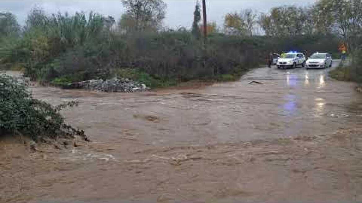 Οδηγός με ΙΧ παρασύρθηκε από ορμητικά νερά - veriotis.gr