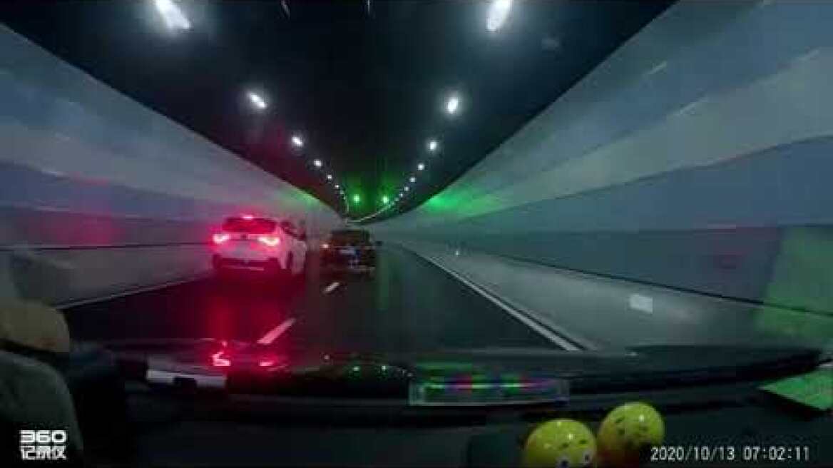 Τρακάρισμα μέσα σε τούνελ