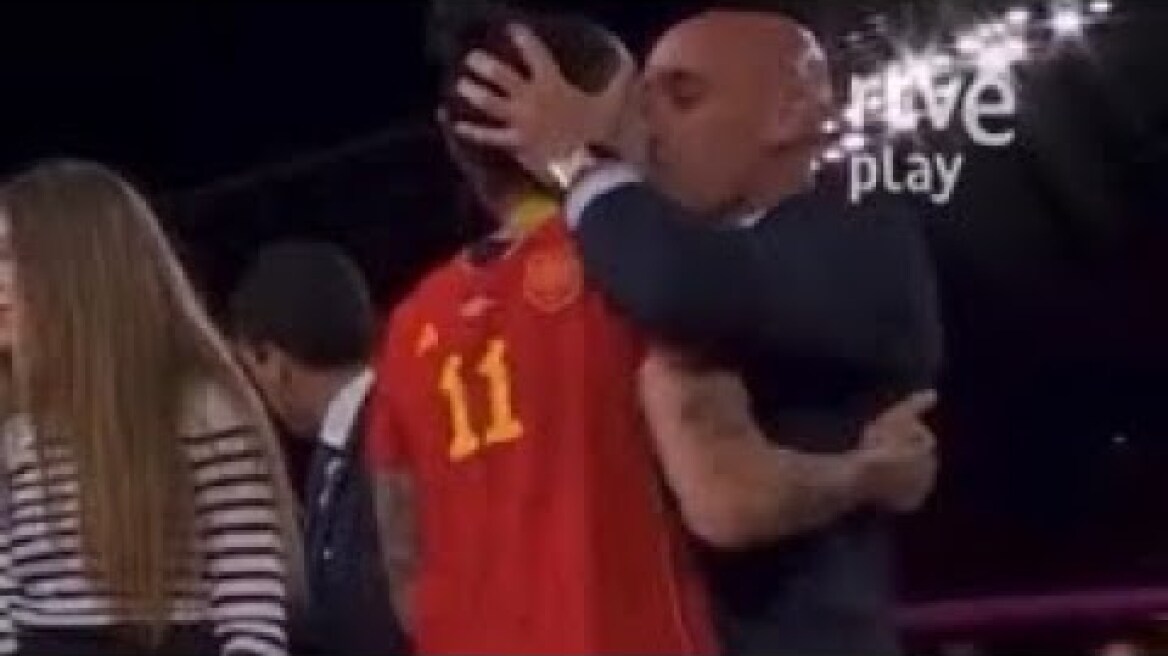 Rubiales le da un beso en la boca a Jennifer Hermoso en la celebración del Mundial Femenino 2023