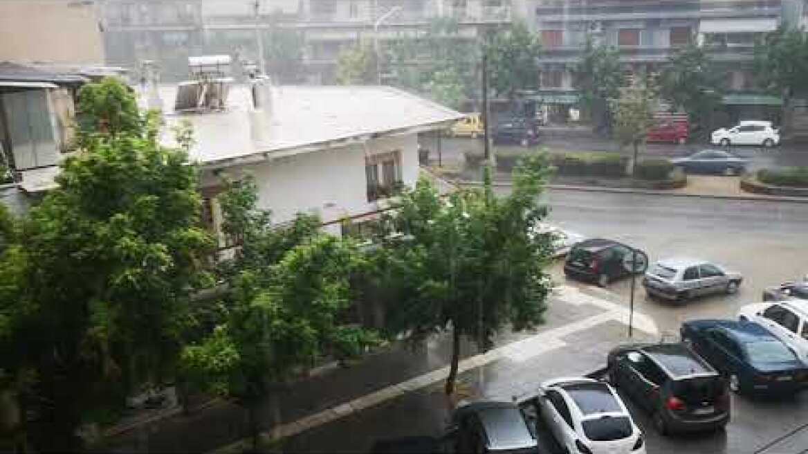 Καταρρακτώδης βροχή στη Θεσσαλονίκη