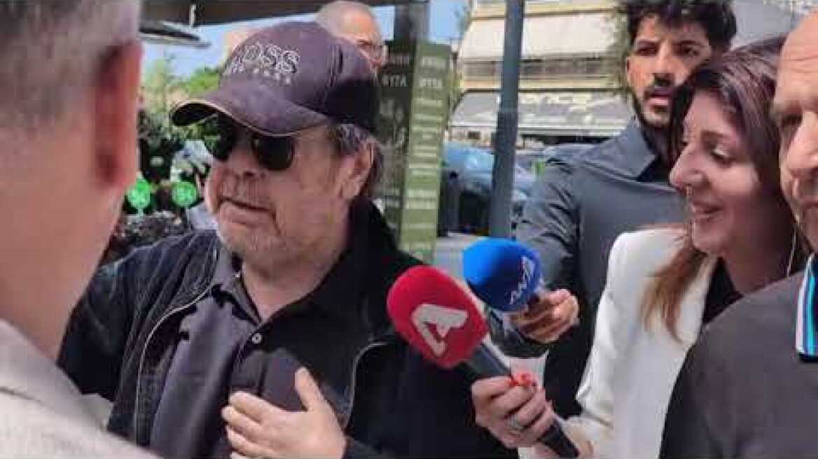 Κηδεία Αχιλλέα Θεοφίλου: Γιάννης Πάριος και Μίνως Μάτσας