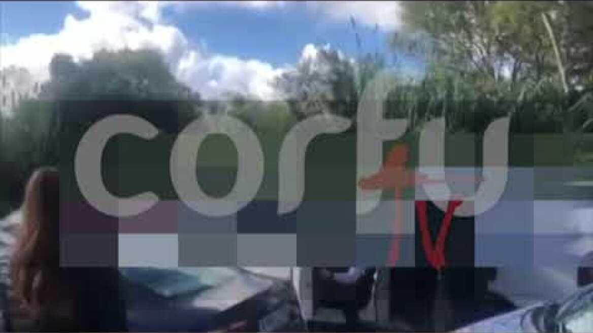 Κέρκυρα: Φυγαδεύτηκε ο ιερέας - Οργισμένες αντιδράσεις των συγγενών.