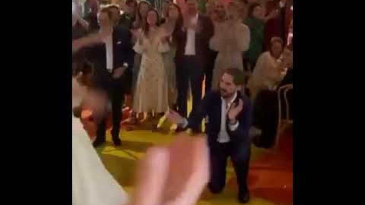 H Νίνα Φλορ χορεύει σε Ελληνικούς ρυθμούς