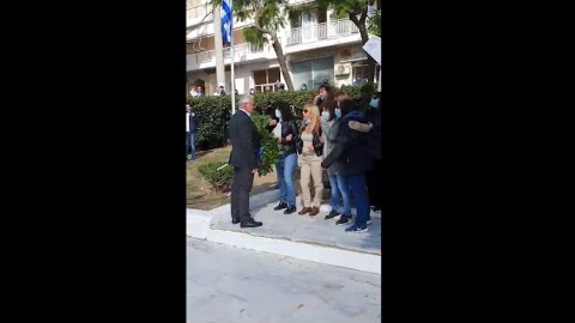 Με παρέμβαση εργαζομένων αποτράπηκε η κατάθεση στεφάνου στο Πέραμα από την εγκληματική Χρυσή Αυγή