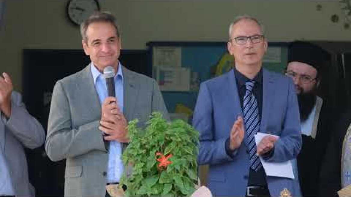 Ο Πρωθυπουργός παρέστη το πρωί στην τελετή αγιασμού στο 2ο Δημοτικό Σχολείο Δραπετσώνας