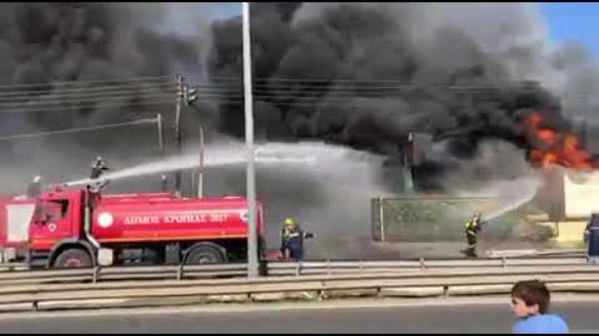 Μεγάλη φωτιά σε εταιρεία στη λεωφόρο Βάρης