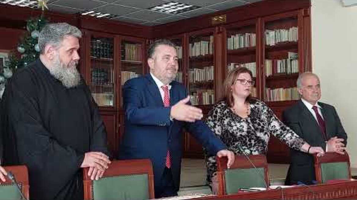 O Δήμαρχος Ζωγράφου Βασίλης Θώδας δίνει τις ευχές του στην κοπή της Βασιλόπιτας του Δήμου Ζωγράφου