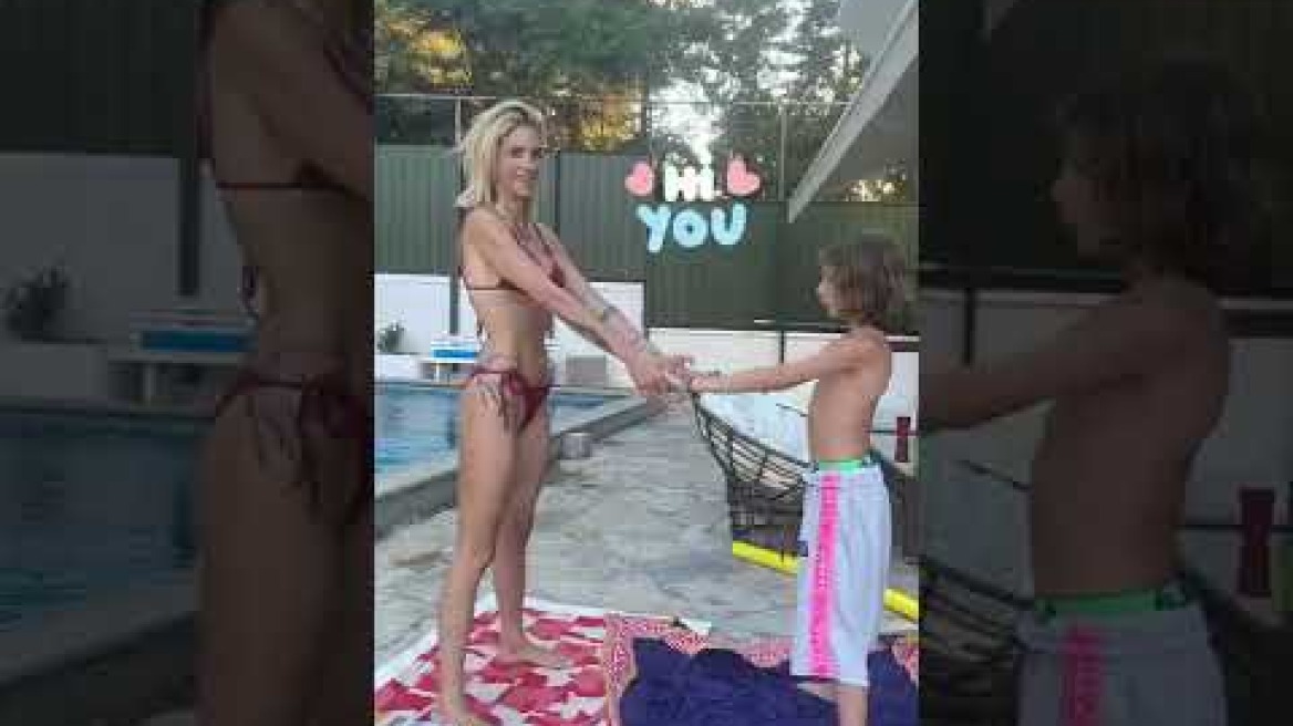Η Σοφία Καρβέλα κάνει γυμναστική με τον γιο της δίπλα στην πισίνα