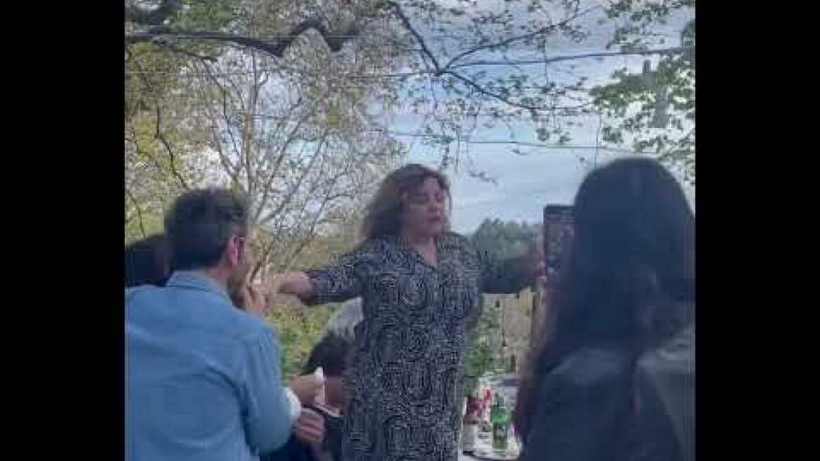 Η Βίκυ Σταυροπούλου υποδύεται την Αλίκη Βουγιουκλάκη