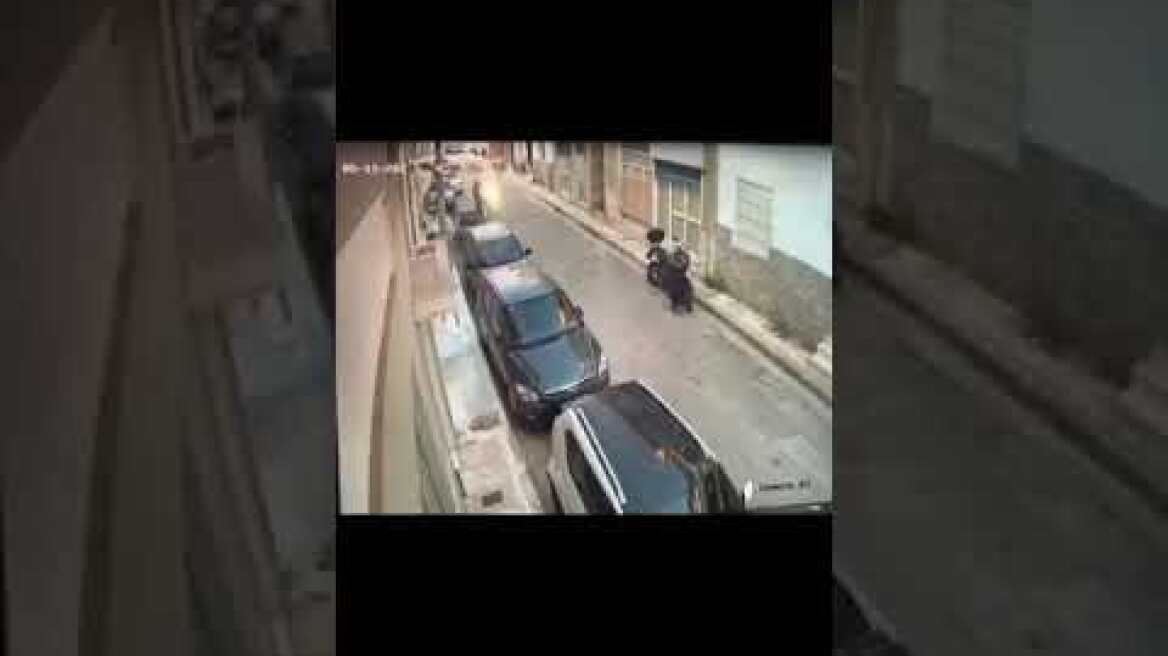 Βίντεο-ντοκουμέντο από κλοπή μηχανής στα Καμίνια μπροστά στα μάτια ανυποψίαστης γυναίκας