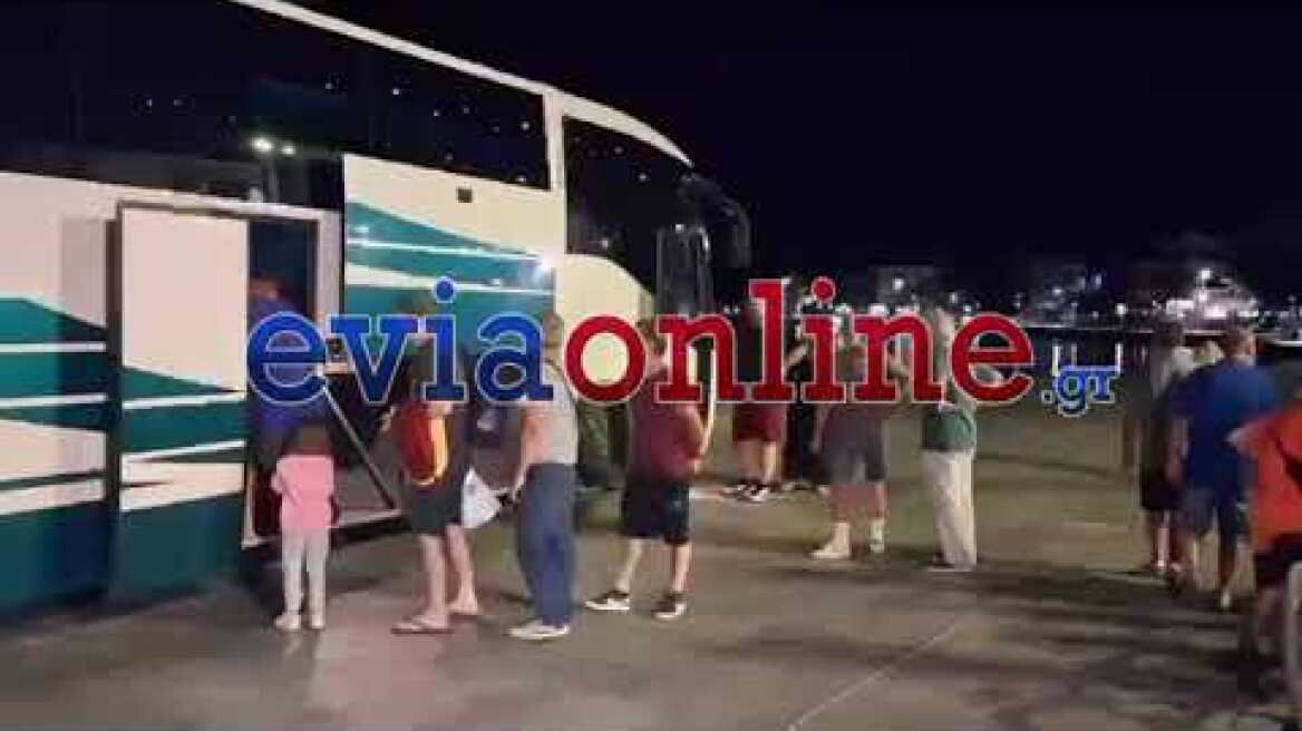 Εύβοια: Η στιγμή που οι επιβάτες του φέρι επιβιβάζονται στο λεωφορείο1