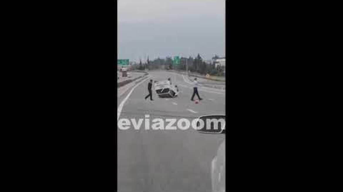 EviaZoom.gr - Σφοδρό τροχαίο: Τούμπαρε αυτοκίνητο έξω από τη Χαλκίδα