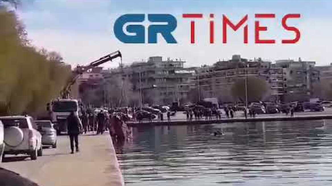 Επιχείρηση ανάσυρσης του αυτοκινήτου μετά την αυτοκτονία του αστυνομικού στον Θερμαϊκό 1