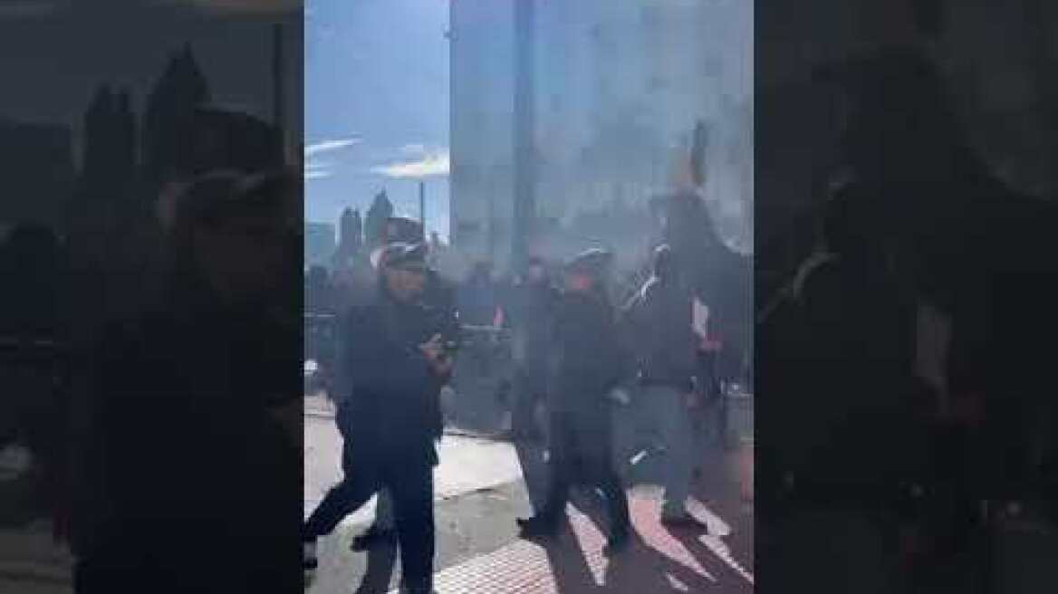 Επεισόδια από κουκουλοφόρους στην πορεία στο Σύνταγμα (2)