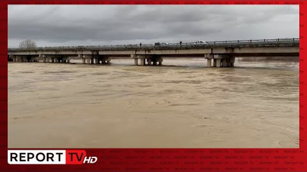 Moti i keq në Vlorë/ Rriten prurjet në Lumin Vjosa, niveli i ujit arrin në 8 metra