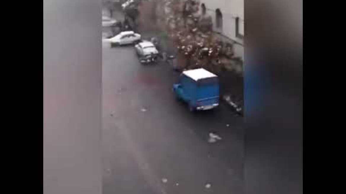 خیابان وفاداران، تهران - ببینید چگونه وحوش علی خامنه ای بدون تیر اخطار به مردم معترض شلیک می کنند