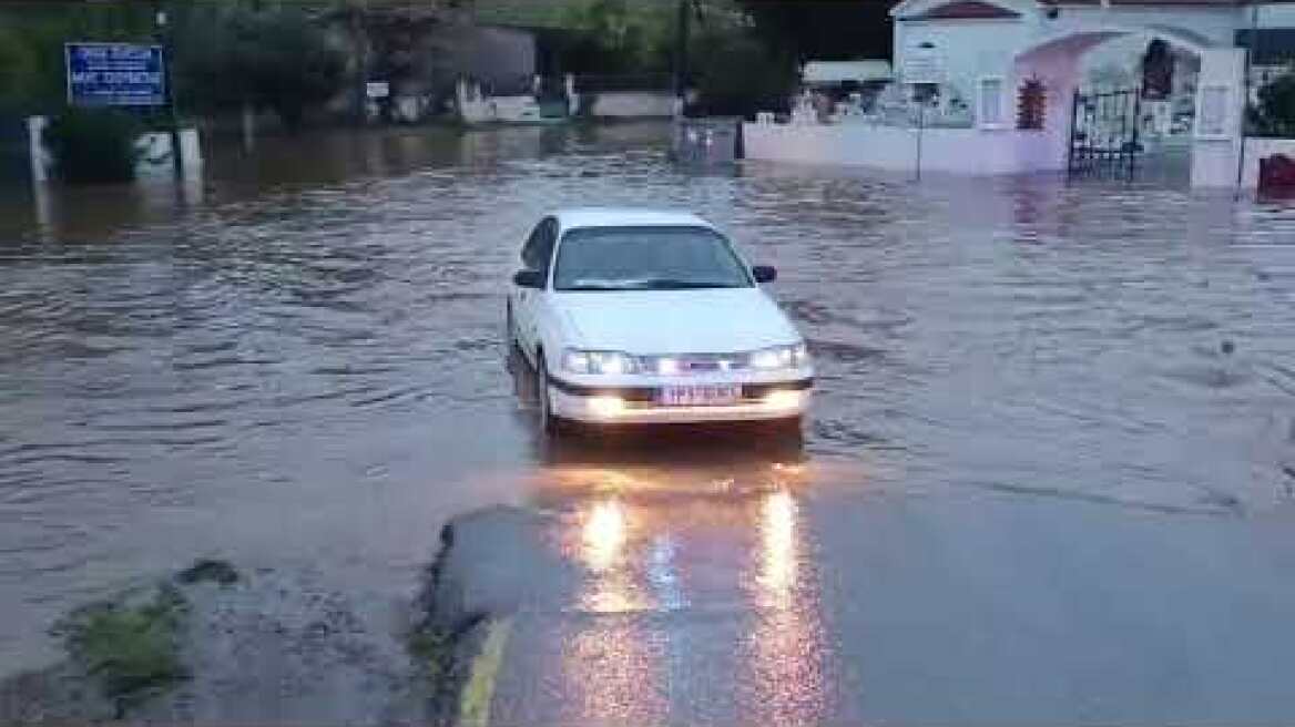 Γεμάτοι νερό οι δρόμοι στη Νέα Πέραμο (3)