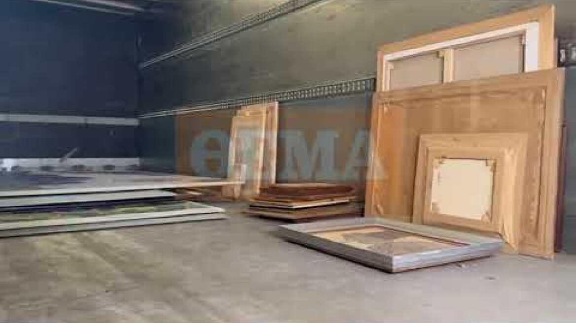 Φορτηγό της αστυνομίας φορτώνει πίνακες από την γκαλερί Τσαγκαράκη (3)