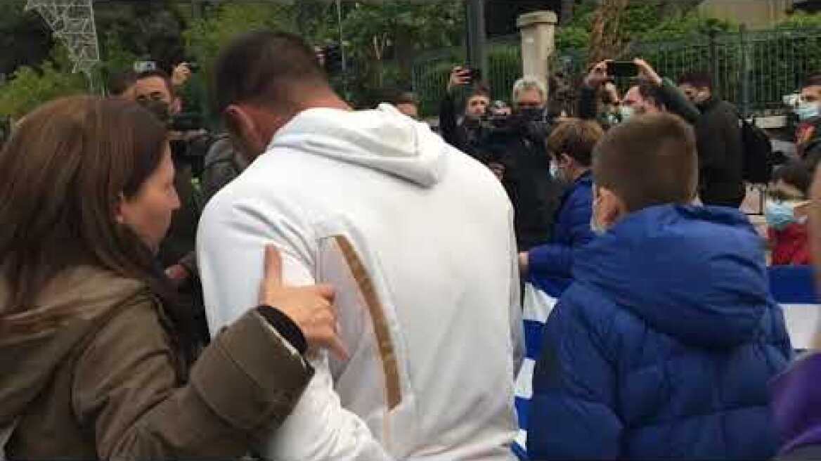 Σημαία την κρατούν μικρά παιδιά