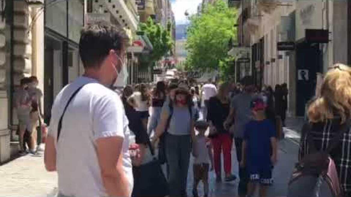 Ερμού κόσμος και ουρές στα μαγαζιά