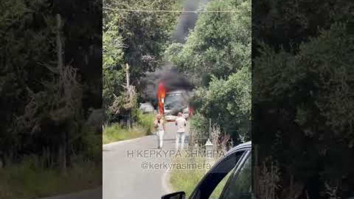 Κέρκυρα: Στις φλόγες τουριστικό λεωφορείο