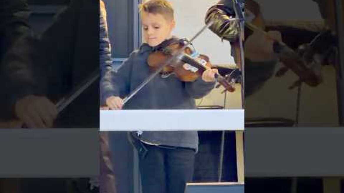🎻 Ο μικρός Ιάκωβος με το βιολί του ξεσηκώνει το γλέντι στον Κεχρο Τήνου