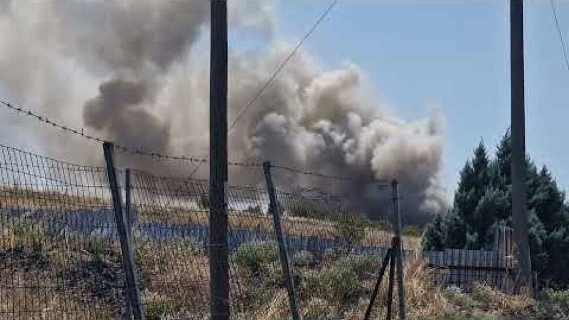Στις φλόγες ανακυκλώσιμα υλικά σε αυλειο χώρο εργοστασίου στη Θεσσαλονίκη