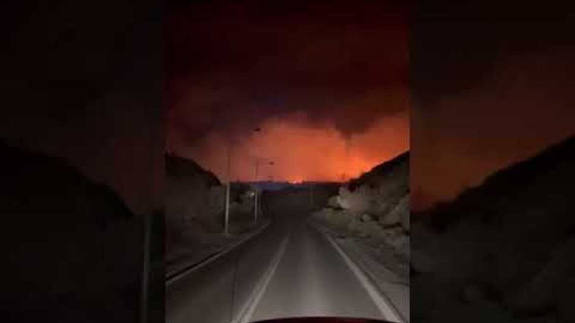 Φωτιά στη Ρόδο: Φεύγουν από το Κιοτάρι με τις φλόγες να τους «κυνηγούν»