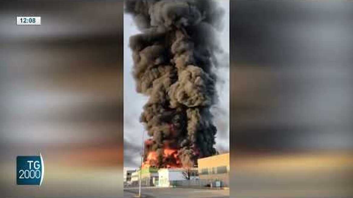 Novara, allarme ambientale e sanitario per incendio in un’azienda di vernici