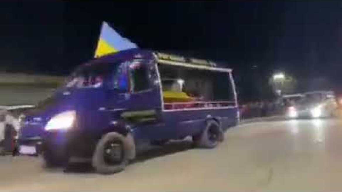 Πόλεμος στην Ουκρανία - Βίντεο: Πολίτες γονατίζουν μπροστά σε Ουκρανούς νεκρούς στρατιώτες