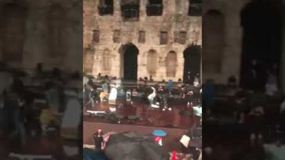 Διακόπηκε η συναυλία του Πορτοκάλογλου στο Ηρώδειο λόγω της βροχής