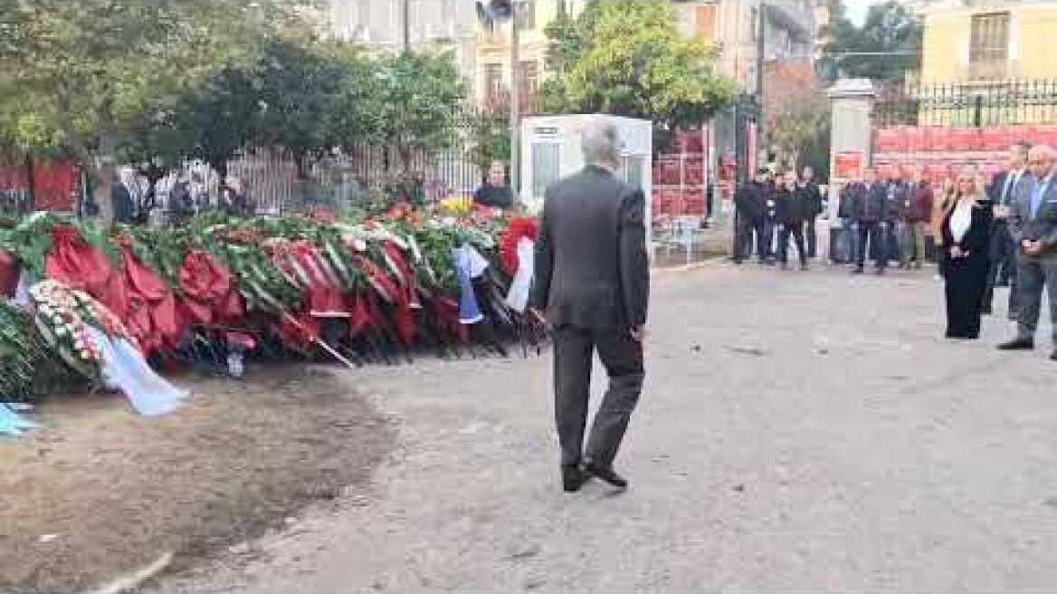 Κατέθεσε στεφάνι ο Τασούλας στο μνημείο των νεκρών του Πολυτεχνείου, άνοιξαν οι πύλες