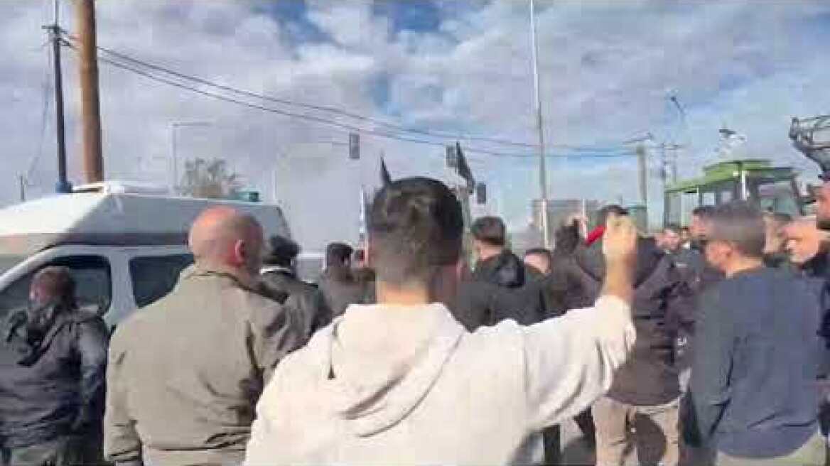 Χημικά στον Πλατύκαμπο, ένταση στον κόμβο της Νίκαιας μεταξύ αγροτών και αστυνομικών (2)