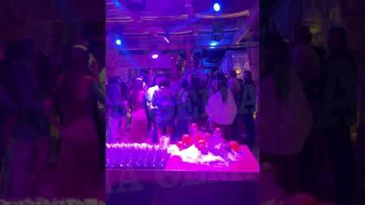 Μύκονος: Γάμος Covid Free και χορός με ακουστικά στον Πάνορμο (1)