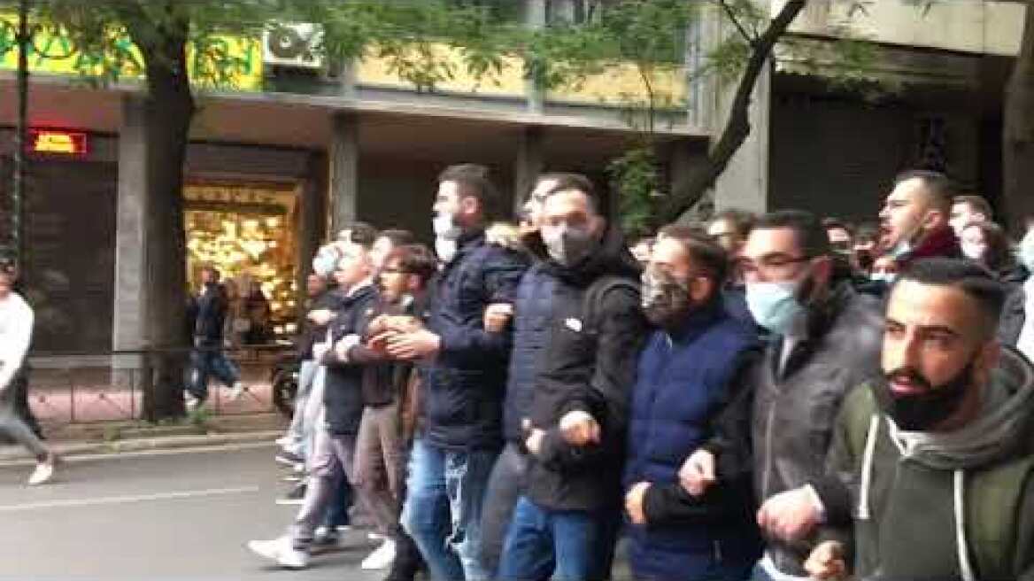 Ξεκίνησε η πορεία με τη σημαία στο Πολυτεχνείο