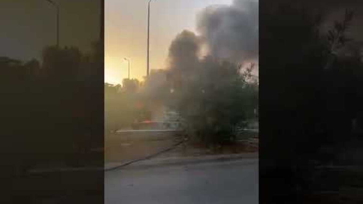 Φωτια σε φορτηγακι στο δελτα φαληρο κατευθυνση προς Πειραια