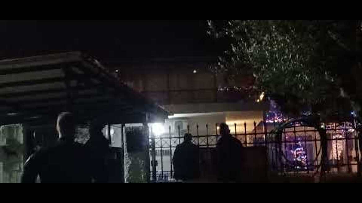 Νεαρός με τσεκούρι στην Πεντέλη απειλεί ότι θα σκοτώσει τον πατέρα του