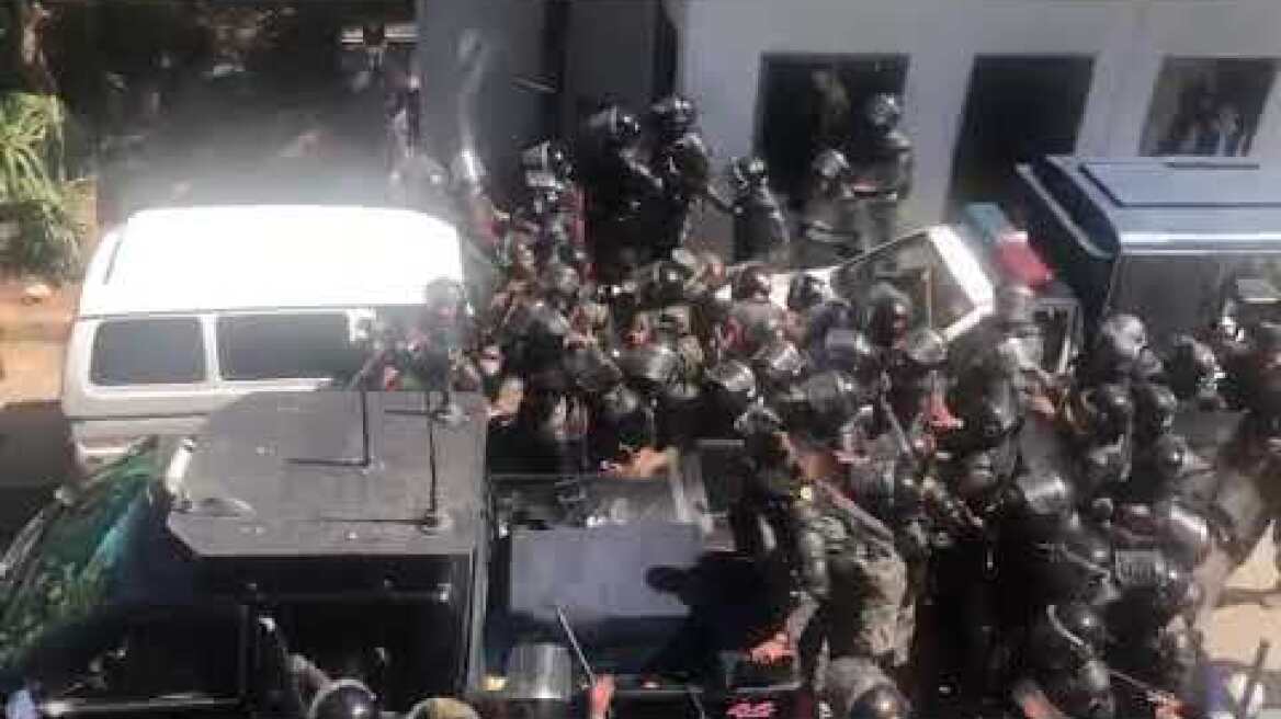 چیئرمین عمران خان کو احاطہ عدالت سے رینجرز نے گرفتار کر کے نامعلوم مقام پر منتقل کر دیا ہے: