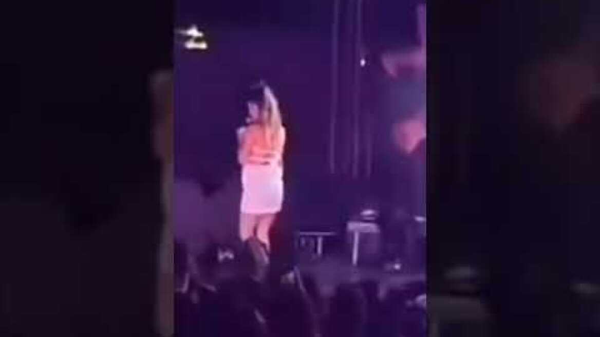 Πέταξαν αυγά και αναπτήρες στη συναυλία της Μαρίνας Σάττι - Η ενόχληση της τραγουδίστριας