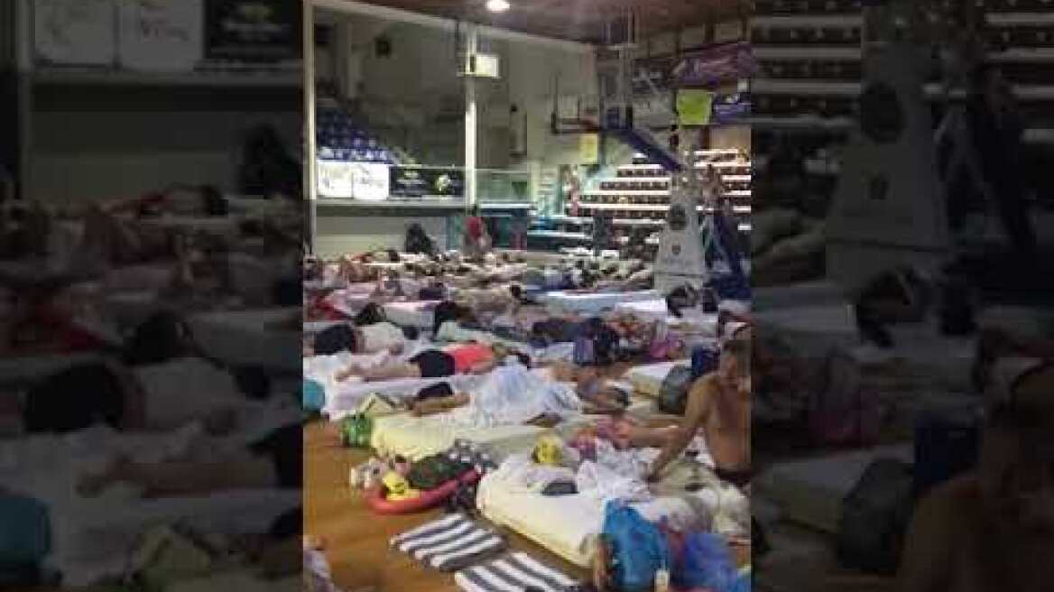 Φωτιά στη Ρόδο: Σε κλειστό γυμναστήριο φιλοξενούνται τουρίστες