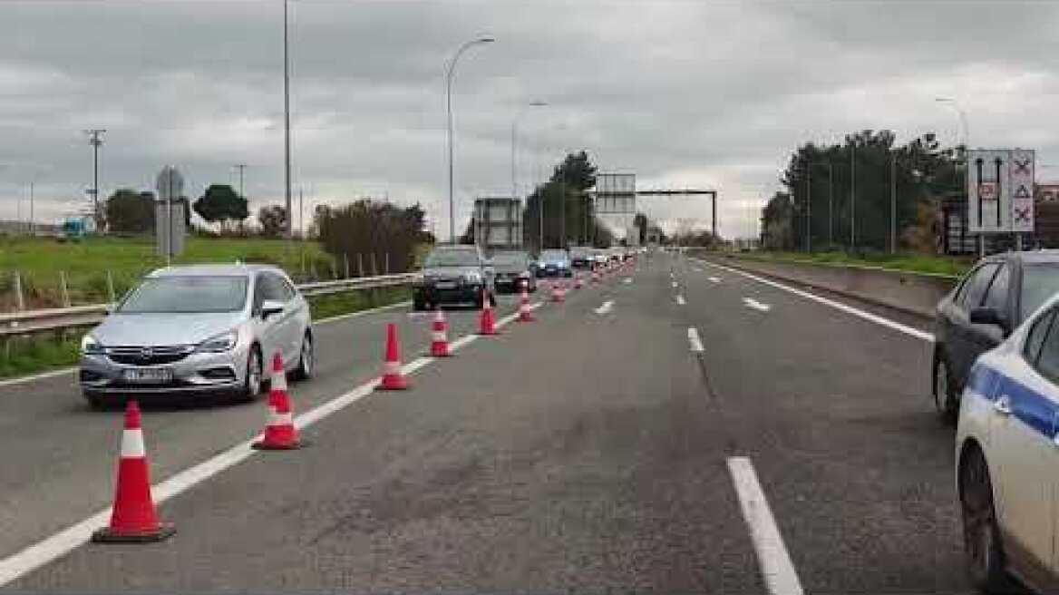 Δεύτερη ημέρα εξόδου για τα Χριστούγεννα με μπλόκα (2)