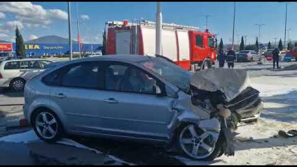 Θεσσαλονίκη: Αυτοκίνητο προσέκρουσε σε αντλίες βενζινάδικο και ξέσπασε πυρκαγιά