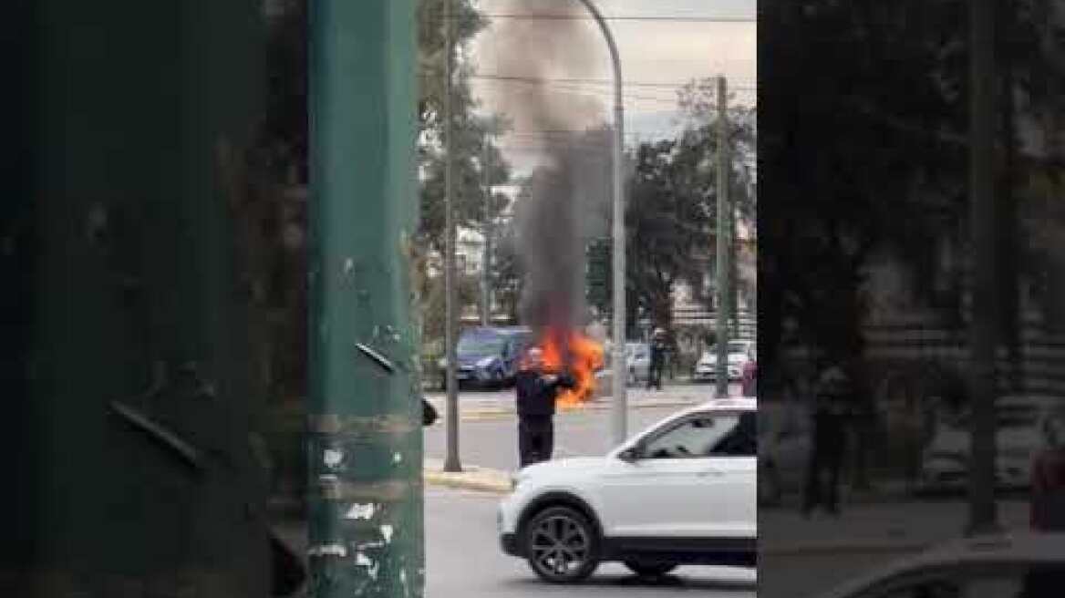 Αυτοκίνητο τυλίχτηκε στις φλόγες στην πλατεία Καραϊσκάκη (4)