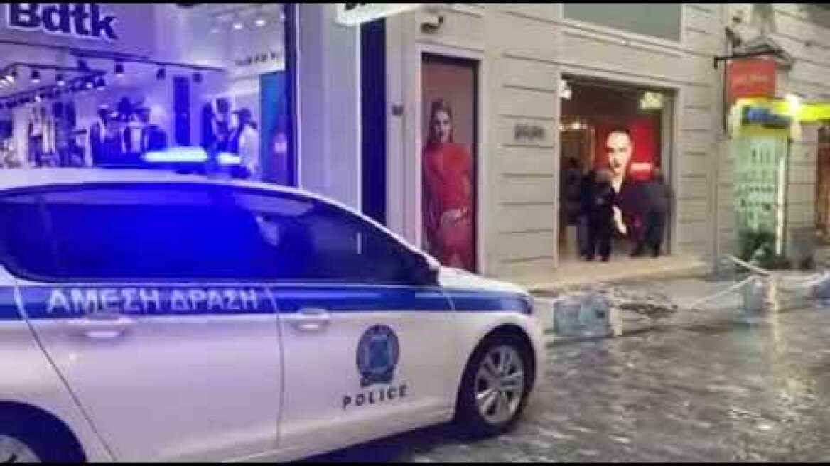 Έπεσε περβάζι στην Ερμού
