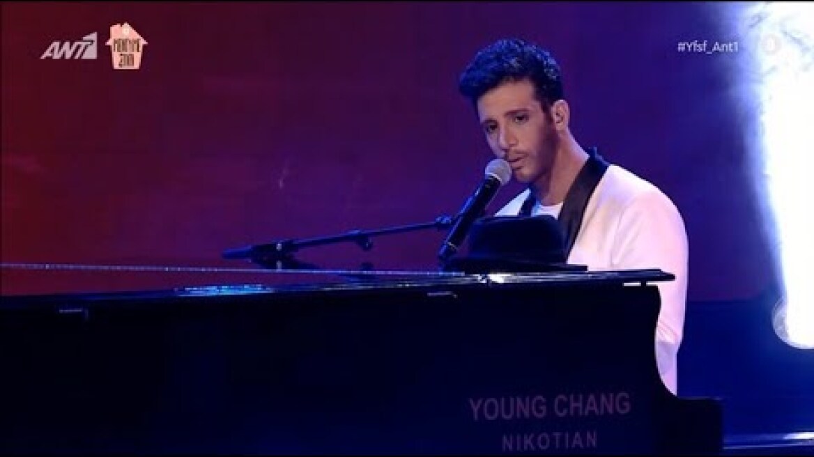 Ο Ηλίας Μπόγδανος ως Κωνσταντίνος Αργυρός (Your Face Sounds Familiar 6: 6ο Live - 22.03.2020)