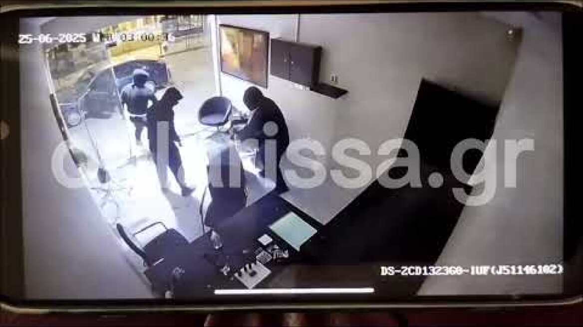 Συναγερμός στη Λάρισα: Διέρρηξαν κατάστημα, πήραν το χρηματοκιβώτιο και έκαψαν το όχημα με το οποίο διέφυγαν